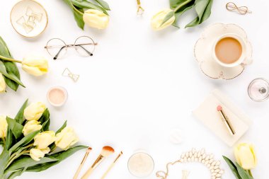 Sarı lale çiçekli kadın çalışma alanı, kadınların moda altın aksesuarları, günlük, beyaz arka planda gözlük. Düz yatıyordu. Üst görünüm kadınsı.