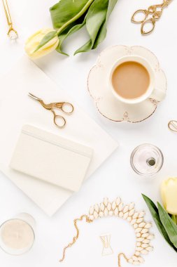 Sarı lale çiçekli kadın çalışma alanı, kadınların moda altın aksesuarları, günlük, beyaz arka planda gözlük. Düz yatıyordu. Üst görünüm arkaplanı.