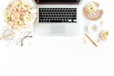 Tarz sahibi kadınların ofis masası. Laptop, bilgisayar, buket ranunculus ve güllerle çalışma alanı, beyaz arka planda pano. Düz yatıyordu. Üst görünüm.
