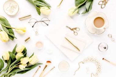 Sarı lale çiçekli kadın çalışma alanı, kadınların moda altın aksesuarları, günlük, beyaz arka planda gözlük. Düz yatıyordu. Üst görünüm arkaplanı.