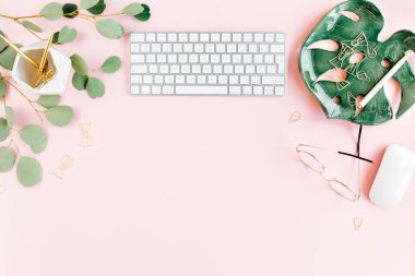 Bilgisayarlı ofis masası, yeşil yapraklı okaliptüs, dosya, altın aksesuarlar, günlük, gözlük. Dergiler, sosyal medya. Üst Manzara. Düz yatıyordu. 