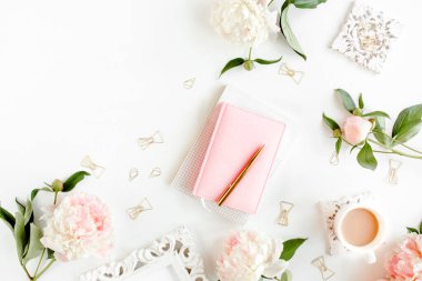 Günlük, defter, aksesuarlar, beyaz arka planda şakayık çiçekleri olan çalışma alanı. Merkez ofis masası. Üst görünüm kadınsı arka plan. Düz yatış, üst görünüm.