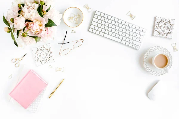 Mesa de escritório de mulheres leigas plana. Espaço de trabalho feminino com computador, buquê de peônias rosa, acessórios sobre fundo branco. Top vista fundo feminino. — Fotografia de Stock