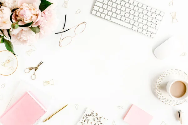 Meja kantor wanita biasa. Ruang kerja perempuan dengan komputer, buket peonies merah muda, aksesoris dengan latar belakang putih. Tampilan atas latar belakang feminin. — Stok Foto