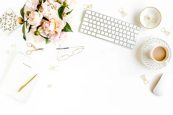 Escritorio de oficina de mujeres laicas planas. Espacio de trabajo femenino con ordenador, ramo de peonías rosadas, accesorios sobre fondo blanco. Vista superior fondo femenino. —  Fotos de Stock