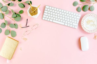 Bilgisayarlı ofis masası, yeşil yapraklı okaliptüs, dosya, altın aksesuarlar, günlük, gözlük. Dergiler, sosyal medya. Üst Manzara. Düz yatıyordu. 