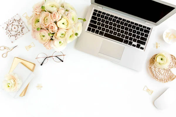 Tarz sahibi kadınların ofis masası. Laptop, bilgisayar, buket ranunculus ve güllerle çalışma alanı, beyaz arka planda pano. Düz yatıyordu. Üst görünüm.