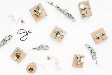 Noel deseni, el işi kutularından ve kardaki yeşil dallardan yapılmış doku. Tatil ve kutlama konsepti. Üst Manzara. Düz yatıyordu