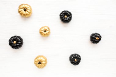 Şık Cadılar Bayramı süslemeleri. Dekoratif balkabağı siyah ve altın cadılar bayramı beyaz arka planda izole. Düz yatış, üst görünüm.