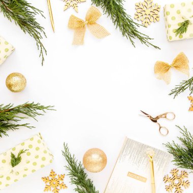 Beyaz zemin üzerinde Noel altın süslemelerinden yapılmış çerçeve ve metin için boş kopya alanı. Tatil ve kutlama konsepti. Üst Manzara. Düz yatıyordu
