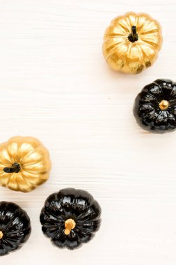 Şık Cadılar Bayramı süslemeleri. Dekoratif balkabağı siyah ve altın cadılar bayramı beyaz arka planda izole. Düz yatış, üst görünüm.