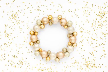 Tatil çerçevesi, şablon ve altın cam Noel topları, beyaz arka planda izole edilmiş altın konfeti. Mutlu noeller. Düz yatış, üst görünüm