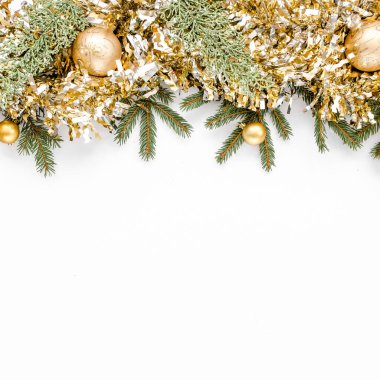 Noel kompozisyonu, köknar dalları, Noel baloları ve süslemeleri. Düz yatış, üst görünüm