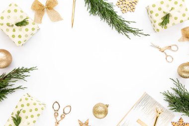Beyaz zemin üzerinde Noel altın süslemelerinden yapılmış çerçeve ve metin için boş kopya alanı. Tatil ve kutlama konsepti. Üst Manzara. Düz yatıyordu