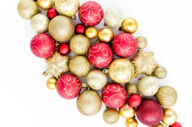 Noel ya da yeni yıl şablonu kırmızı ve altın camlı Noel topları beyaz arka planda. Daire yatıyordu, manzarası iyiydi.