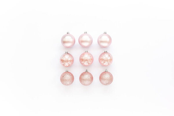 Рождественское украшение: розовое стекло рождественские шары на белом фоне. плоский, вид сверху