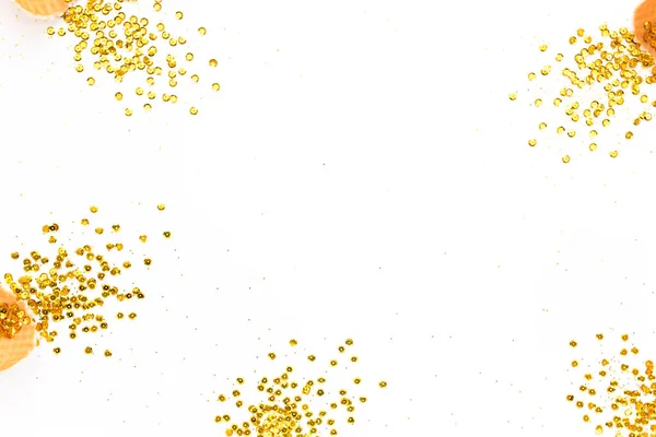 Het frame is gemaakt van geel, gouden confetti klittenband op witte ondergrond. Vlakke lay, bovenaanzicht minimaal feestelijk concept. — Stockfoto