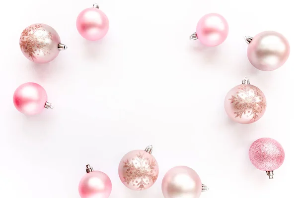 Стильна композиція, рамка з рожевих різдвяних кульок на білому тлі. Плоский прошарок, вид зверху — стокове фото