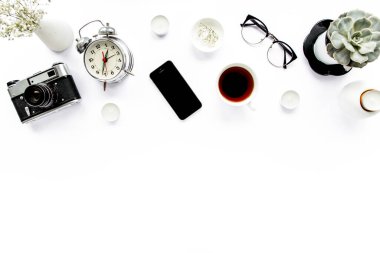 Ofis masası. Retro kamera, gözlük, telefon, beyaz arka planda kahve. Düz kompozisyon, dergiler. Merkez ofis çalışma alanı. düz yatış, üst görünüm