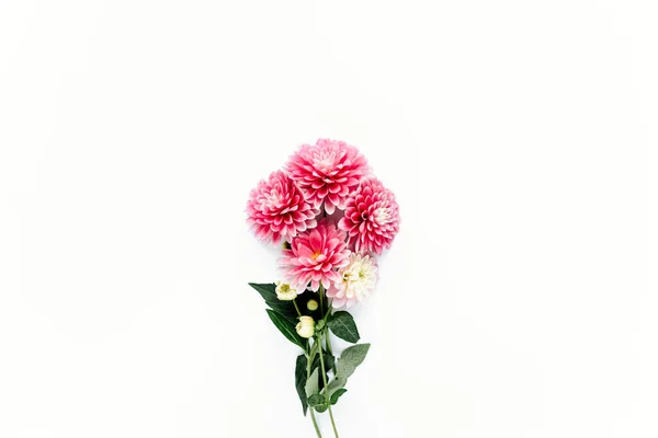 Στρογγυλό πλαίσιο με ροζ μπουμπούκια λουλουδιών, κλαδιά και φύλλα που απομονώνονται σε λευκό φόντο. lay επίπεδη, πάνω όψη — Φωτογραφία Αρχείου