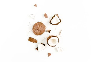 Beyaz arka planda çatlak hindistan cevizi. düz düz, üst görünüm