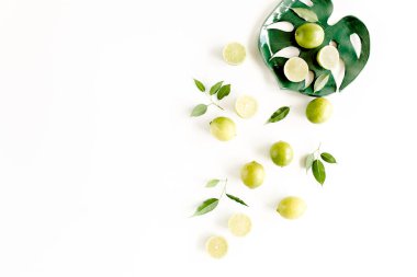 Kireç ve yapraklardan oluşmuş desen. Yemek konsepti. düz yatış, üst görünüm