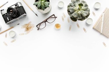 Masa başı çalışma alanı, sulu kahve, günlük, bardak ve altın klipsli beyaz arka plan. düz yatış, üst görünüm