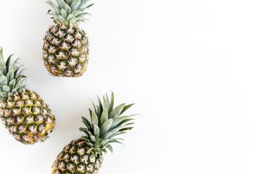 Beyaz arka planda izole edilmiş ananaslar. Yemek konsepti. Düz yatış, üst görünüm