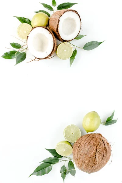 Fantasia creativa composta da frutti tropicali estivi: cocco, lime e foglie di ficus. Concetto di cibo. appartamento, vista dall'alto — Foto Stock