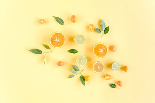 Творческий фон из летних тропических фруктов: грейпфрут, апельсин, лимон, лайм и листья фикуса. Концепция питания. плоский, вид сверху — стоковое фото