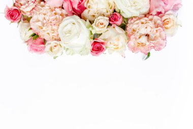 Beyaz ahşap arka planda izole edilmiş pembe ve bej gül tomurcuklarının çalışma alanı. Daire üst manzaralı. Çiçek çerçevesi. Çiçek arka planı.