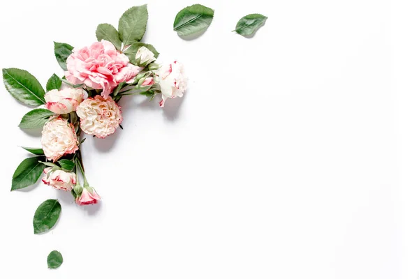 Cornice di confine con boccioli di fiori di rosa rosa isolati su sfondo bianco. Posa piatta, vista dall'alto. Sfondo floreale. Cornice floreale. Telaio di fiori. — Foto Stock