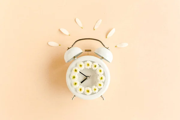 Komposition-Sommerzeit aus Uhr und Kamillenblüten auf beigem Hintergrund. Flache Lage, Draufsicht — Stockfoto