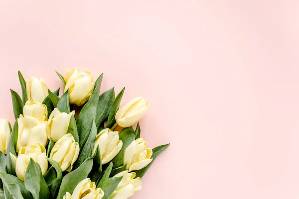 Bouquet di fiori di tulipano pastello e giallo su sfondo rosa. Posa piatta, vista dall'alto. Di San Valentino. Modello floreale — Foto Stock