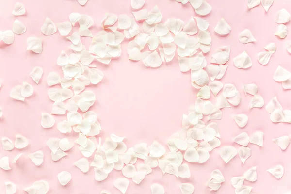 ピンクの背景にベージュの花びらのバラ。フラットレイアウト、トップビュー。バレンタインの背景。バレンタインデーのコンセプト. — ストック写真