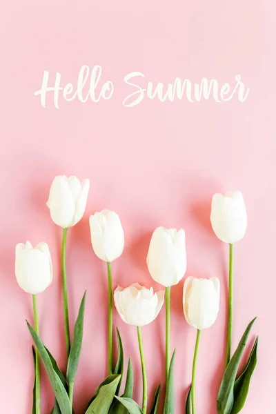 안녕, 여름 텍스트 핑크 배경에 흰 튤립. 소수의 꽃 개념 인사말 카드. 평평하게 누워 있는 위에서 바라본 모습. — 스톡 사진
