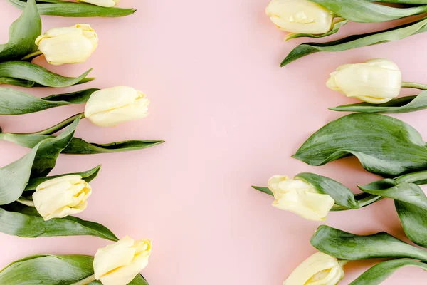 Pastelowy i żółty bukiet kwiatów tulipan na różowym tle. Płaskie łóżko, widok z góry. Walentynki. Wzór kwiatowy — Zdjęcie stockowe
