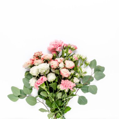 Beyaz arka planda güzel pembe güller ve okaliptüs dalları. Daire üst manzaralı. Çiçek çerçevesi. Çiçek çerçevesi. 