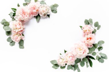 Ahşap beyaz arka planda güzel pembe şakayıklardan yapılmış çerçeve. Düz yerde, üst tarafta. Sevgililer Günü geçmişi. Çiçek çerçevesi. Çiçek çerçevesi. 