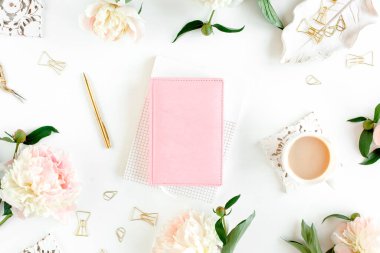 Günlük, defter, aksesuarlar, beyaz arka planda şakayık çiçekleri olan çalışma alanı. Merkez ofis masası. Üst görünüm kadınsı arka plan. Düz yatış, üst görünüm.