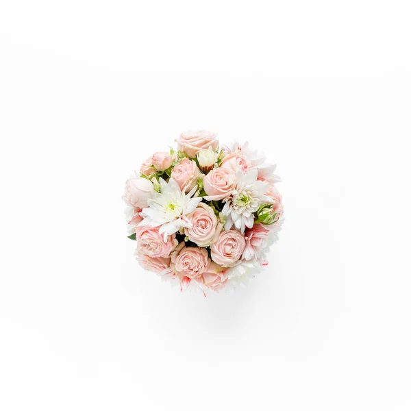 Rosas bouquet, em mãos meninas sobre fundo branco. flat lay, conceito de vista superior — Fotografia de Stock