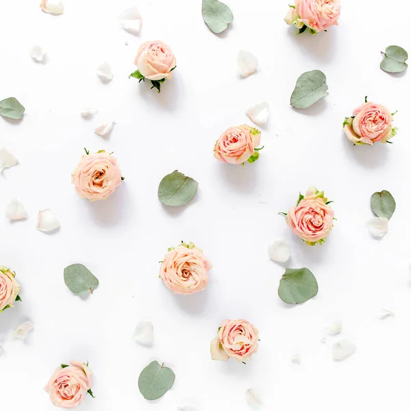 Patrón floral hecho de rosas rosadas, hojas verdes, ramas sobre fondo blanco. Asiento plano, vista superior. Fondo de San Valentín. Patrón floral. Patrón —  Fotos de Stock