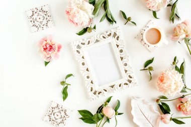 Beyaz arka planda güzel pembe şakayıklardan oyulmuş beyaz bir çerçeve. Düz yerde, üst tarafta. Sevgililer Günü geçmişi. Çiçek çerçevesi. Şakayık dokusu.