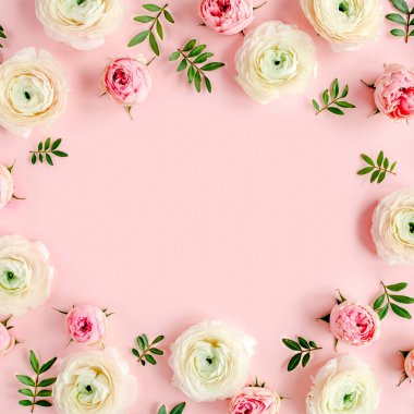 Pembe arka planda pembe ranunculus ve gül tomurcuklarından yapılmış çiçek arkaplanı. Düz yatar, üst görünüm çiçek arkaplanı.