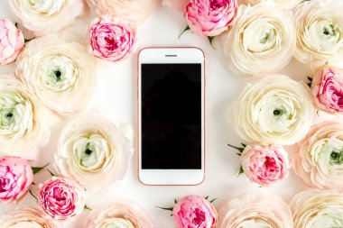 Beyaz arka planda pembe ranunculus ve gül tomurcuklarından oluşan çiçek çerçevesi. Düz yatar, üst görünüm çiçek arkaplanı.