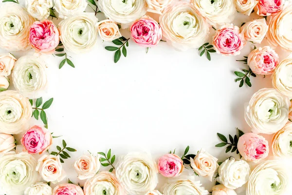 Cadre de motif floral composé de boutons floraux rose ranunculus et roses sur fond blanc. Couché plat, vue sur le dessus fond floral. — Photo