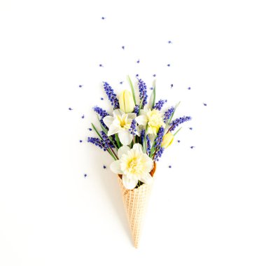 Mavi çiçekli gözleme konisi muscari ve nergis. Minimum çiçek konsepti tebrik kartı. Düz yatış, üst görünüm. 