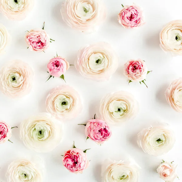 Textura de fondo floral de ranúnculo rosado y brotes de flor de rosa y hojas de eucalipto sobre fondo blanco. Colocación plana, vista superior fondo floral. —  Fotos de Stock