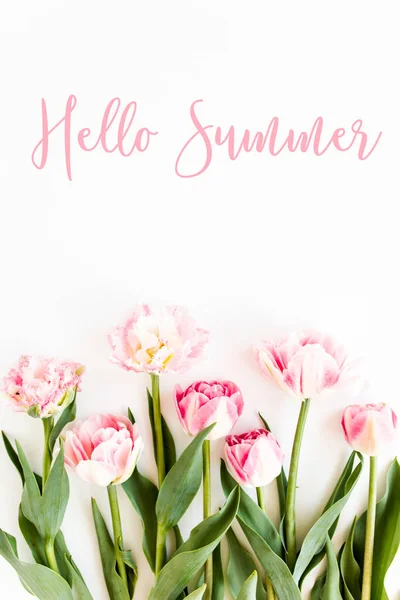 你好，夏天的文字，粉红郁金香白色背景。最小的花卉概念贺卡。平躺在地上，俯瞰四周. — 图库照片
