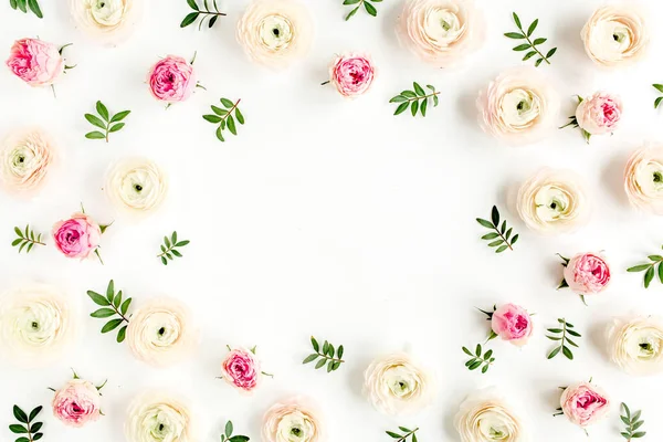 Cadre de fond floral en ranunculus rose et boutons floraux roses sur fond blanc. Couché plat, vue sur le dessus fond floral. — Photo